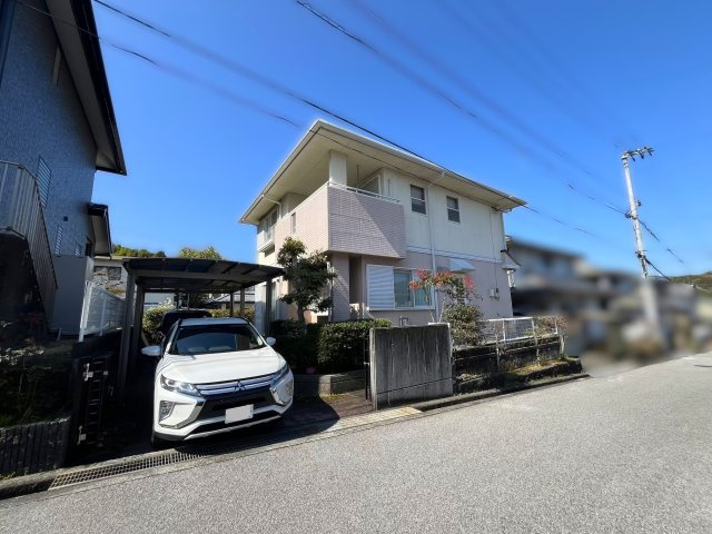 「美しい邸宅」いの町天王南4丁目　中古戸建の駐車場|駐車場はカーポート付きで縦列で2台可能です◎