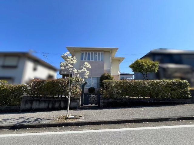 「美しい邸宅」いの町天王南4丁目　中古戸建の外観|緑に囲まれた落ち着いた住環境。前面道路も広く、ゆとりある暮らしが叶う一邸です♪