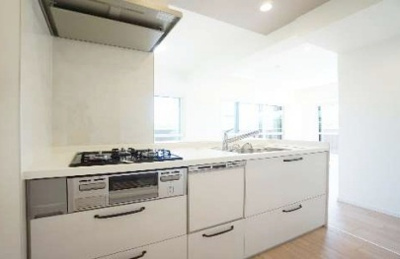 【キッチン】 | ライオンズマンション尼崎ガーデンシティ | 食洗機は手洗いよりも時間の節約ができるので、子育てや家事で忙しい家庭の見方です