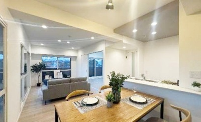 【居間・リビング】 | ライオンズマンション尼崎ガーデンシティ | 料理をしながらリビングで遊ぶお子様の様子を見守ることができる対面式キッチン