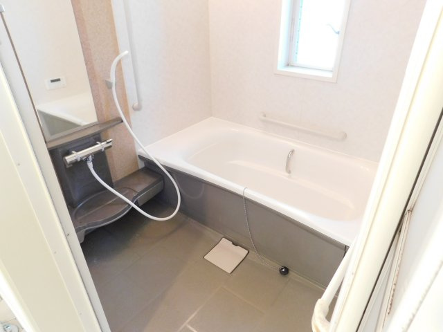 あま市森６丁目の中古一戸建の浴室|◇浴室◇　　追炊給湯　浴室に窓あり