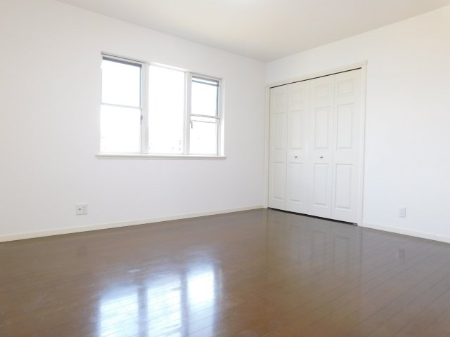 あま市森６丁目の中古一戸建の洋室|◇洋室◇　　明るく広い洋室約１１．５帖　収納２ヵ所完備！