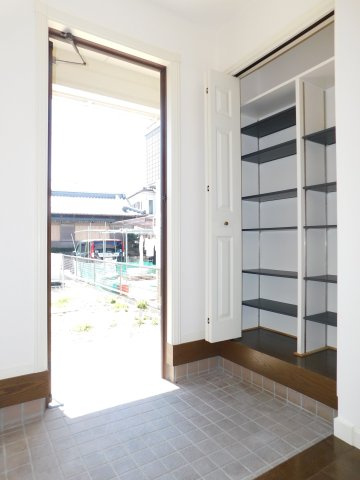 あま市森６丁目の中古一戸建の玄関|◇玄関収納◇　　家族の靴などをしっかりと収納できます！