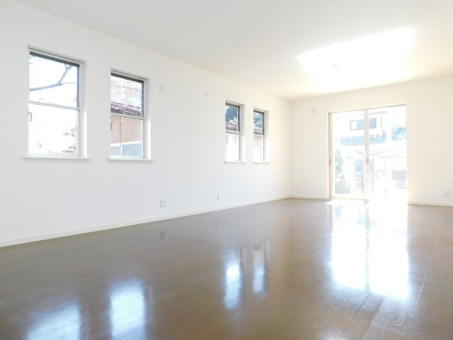 あま市森６丁目の中古一戸建の居間・リビング|◇リビング◇　　南面で明るいリビング約２０．０帖　大きな窓の開放感のある空間♪