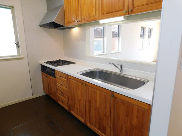 あま市森６丁目の中古一戸建のキッチン|◇キッチン◇　　システムキッチン　吊戸棚　勝手口