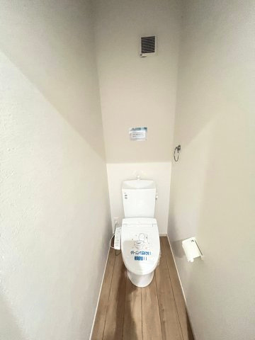 【トイレ】 | 福岡市東区若宮3丁目5期　1号棟（全1棟）【仲介手数料無料・0円】 | 現地写真。1階のトイレです。