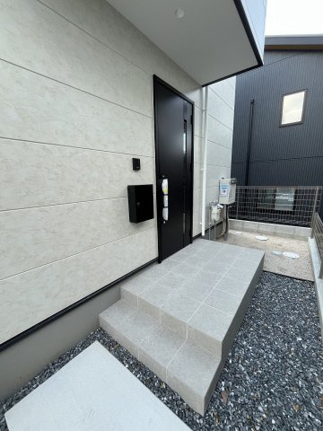 【玄関】 | 福岡市東区若宮3丁目5期　1号棟（全1棟）【仲介手数料無料・0円】 | 施工例。施工例は完成時と異なる場合があります。