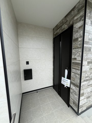 【玄関】 | 福岡市東区若宮3丁目5期　1号棟（全1棟）【仲介手数料無料・0円】 | 現地写真。