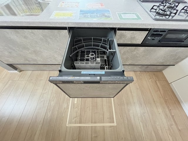【キッチン】 | 福岡市東区若宮3丁目5期　1号棟（全1棟）【仲介手数料無料・0円】 | 現地写真。食洗器が付いてます。
