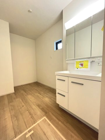 【洗面所】 | 福岡市東区若宮3丁目5期　1号棟（全1棟）【仲介手数料無料・0円】 | 施工例。施工例は完成時と異なる場合があります。