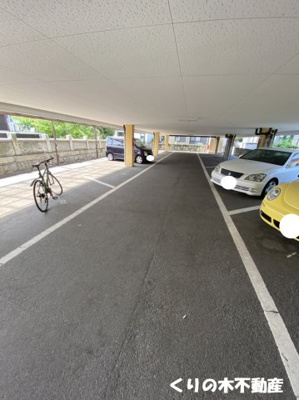 【駐車場】 | ロゼッタWEST | 車をお持ちの方に嬉しい駐車場付きの物件です