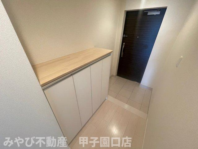 甲子園三番町ハイツの玄関