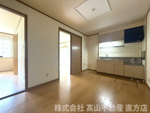 直方市大字感田のアパートの居間・リビング