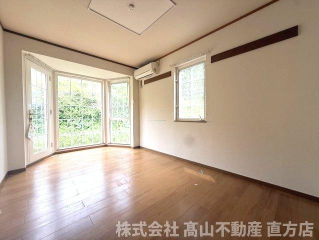 直方市大字感田のアパートの居間・リビング