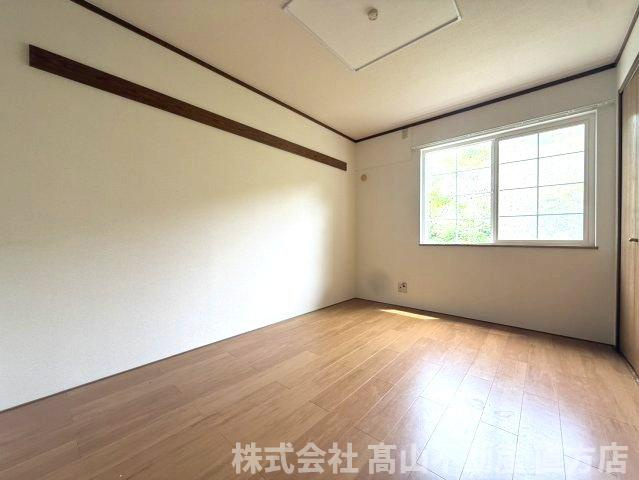 直方市大字感田のアパートの居間・リビング