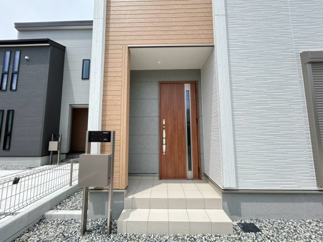 下滝野6期　2号棟のエントランス