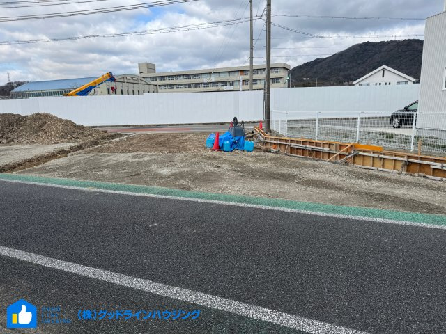 下滝野6期　2号棟の前面道路含む現地写真|南向きで陽当り良好