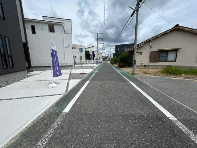 下滝野6期　2号棟の前面道路含む現地写真|南北両面道路