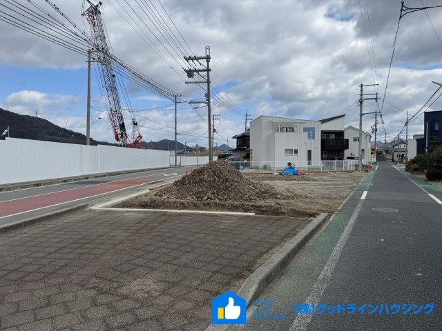 下滝野6期　2号棟の前面道路含む現地写真