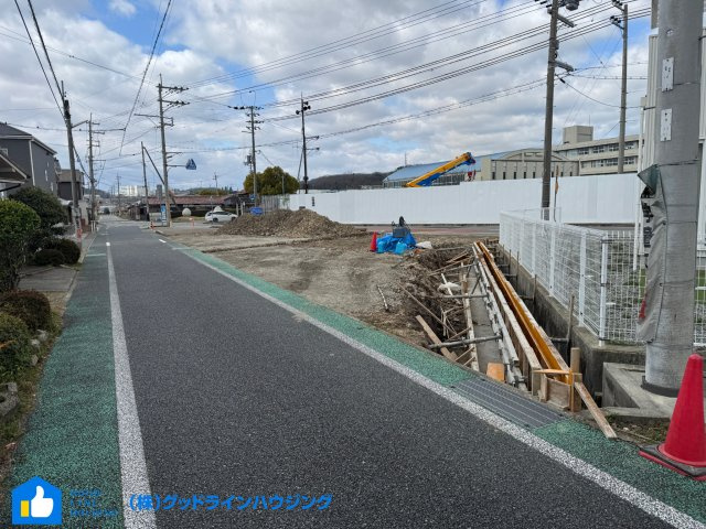下滝野6期　2号棟の前面道路含む現地写真