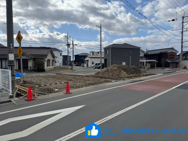 下滝野6期　2号棟の前面道路含む現地写真