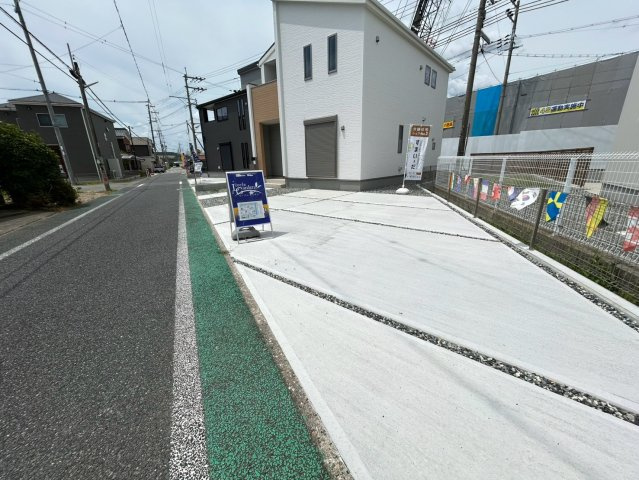 下滝野6期　2号棟の前面道路含む現地写真