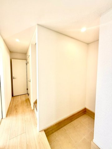 クレイドルガーデンうるま市与那城屋慶名 第６・２号棟の玄関|ライフステージの変化にも対応できる広めの玄関
