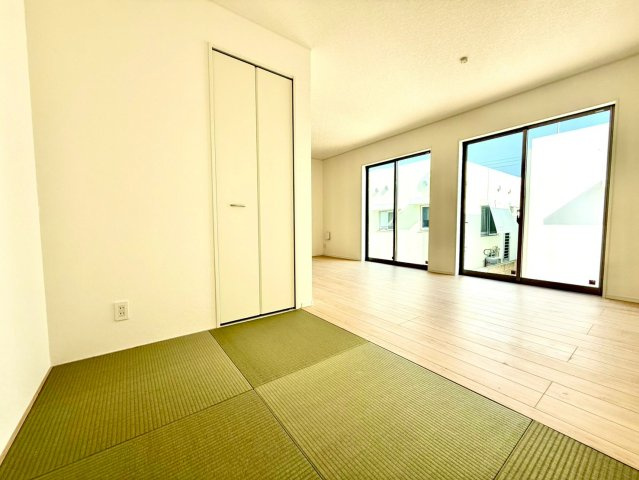 クレイドルガーデンうるま市与那城屋慶名 第６・２号棟の和室|リビングに隣接するタタミコーナー３帖