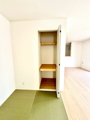 クレイドルガーデンうるま市与那城屋慶名 第６・２号棟の和室|タタミコーナー３帖に設置された押し入れ収納