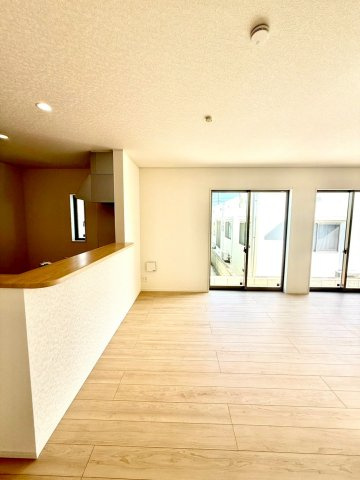 クレイドルガーデンうるま市与那城屋慶名 第６・２号棟の居間・リビング|会話の弾む対面式のキッチン