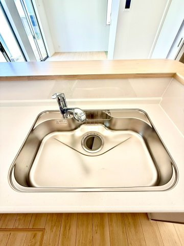クレイドルガーデンうるま市与那城屋慶名 第６・２号棟のキッチン|浄水器付きキッチンの流し台