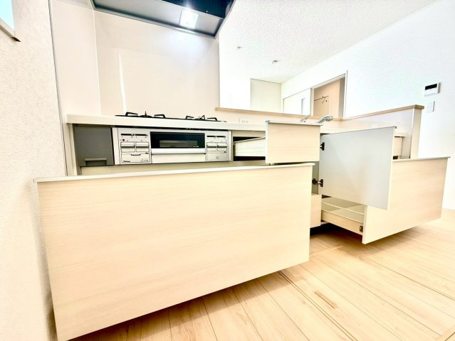 クレイドルガーデンうるま市与那城屋慶名 第６・２号棟のキッチン|レンジフード＆ガスコンロ３口＆浄水器付きキッチン／備え付け収納
