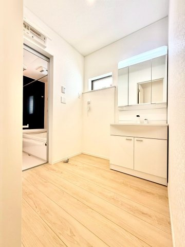 クレイドルガーデンうるま市与那城屋慶名 第６・２号棟の独立洗面台|ハンドシャワー付き洗面化粧台＆洗濯機置場から浴室への動線