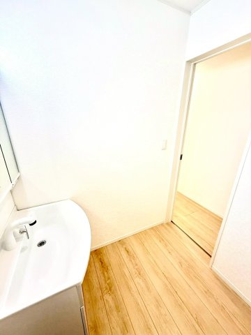 クレイドルガーデンうるま市与那城屋慶名 第６・２号棟の独立洗面台|独立洗面室で、家族が同時に使いやすい快適設計