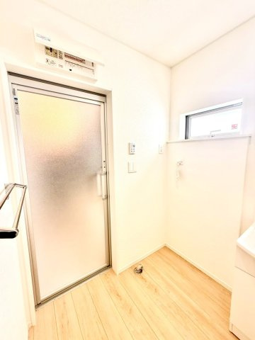 クレイドルガーデンうるま市与那城屋慶名 第６・２号棟の独立洗面台|洗面室の洗濯機置き場／採光窓付き