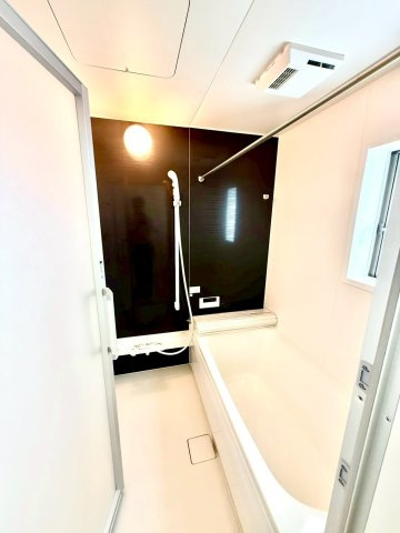 クレイドルガーデンうるま市与那城屋慶名 第６・２号棟の浴室|浴室換気暖房乾燥機付きユニットバス／物干し竿付き／浴室に窓