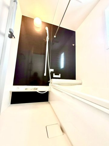 クレイドルガーデンうるま市与那城屋慶名 第６・２号棟の浴室|浴室換気暖房乾燥機付きユニットバス／物干し竿付き／浴室に窓