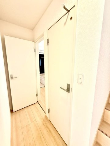 クレイドルガーデンうるま市与那城屋慶名 第６・２号棟の玄関|１階廊下・階段脇のトイレ扉