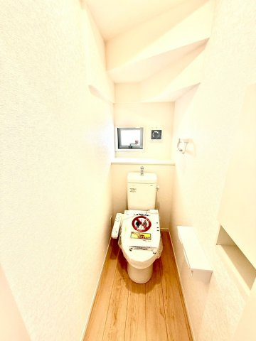 クレイドルガーデンうるま市与那城屋慶名 第６・２号棟のトイレ|１階トイレ・換気窓＆収納棚付き／温水洗浄便座