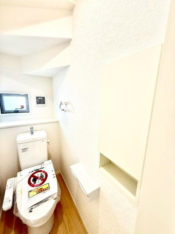 クレイドルガーデンうるま市与那城屋慶名 第６・２号棟のトイレ|１階トイレ・換気窓＆収納棚付き／温水洗浄便座