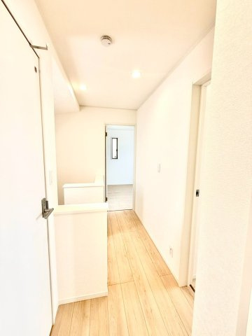 クレイドルガーデンうるま市与那城屋慶名 第６・２号棟のその他|２階廊下・各部屋の扉