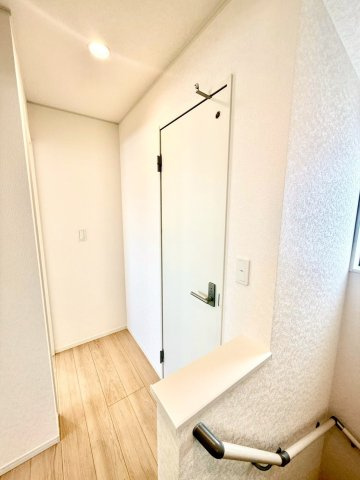 クレイドルガーデンうるま市与那城屋慶名 第６・２号棟のその他|２階廊下・各室に白を基調とした扉を採用し、明るい空間に◎