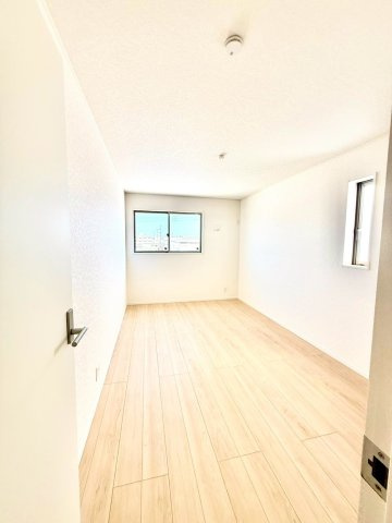 クレイドルガーデンうるま市与那城屋慶名 第６・２号棟の洋室|二面採光の２階主寝室7.5帖＋WIC２帖