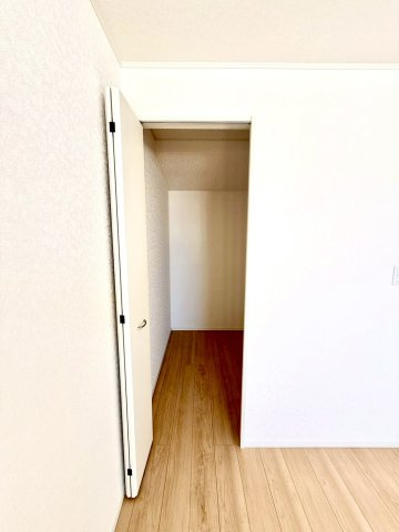 クレイドルガーデンうるま市与那城屋慶名 第６・２号棟の収納|２階主寝室7.5帖に設置された、季節物の入れ替えが楽々なWIC２帖