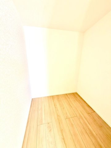 クレイドルガーデンうるま市与那城屋慶名 第６・２号棟の収納|２階主寝室7.5帖に設置された、季節物の入れ替えが楽々なWIC２帖