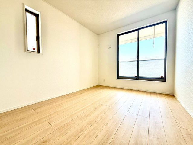 クレイドルガーデンうるま市与那城屋慶名 第６・２号棟の洋室|二面採光の２階洋室６帖・バルコニー出入口付き