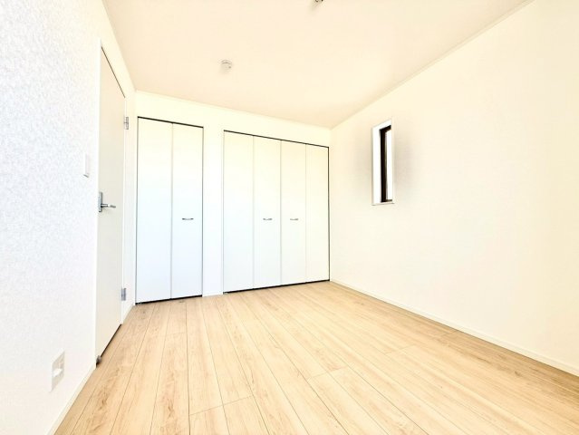 クレイドルガーデンうるま市与那城屋慶名 第６・２号棟の洋室|２階洋室６帖・クローゼット収納付き