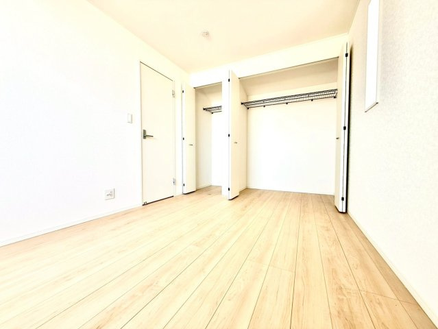 クレイドルガーデンうるま市与那城屋慶名 第６・２号棟の洋室|２階洋室６帖・クローゼット収納付き