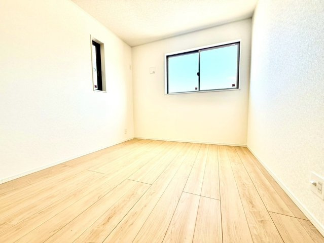 クレイドルガーデンうるま市与那城屋慶名 第６・２号棟の洋室|二面採光の２階洋室5.7帖