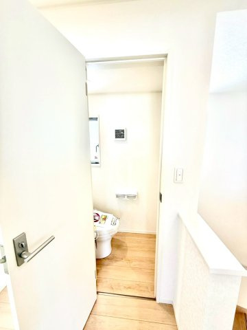 クレイドルガーデンうるま市与那城屋慶名 第６・２号棟のトイレ|２階トイレ入口